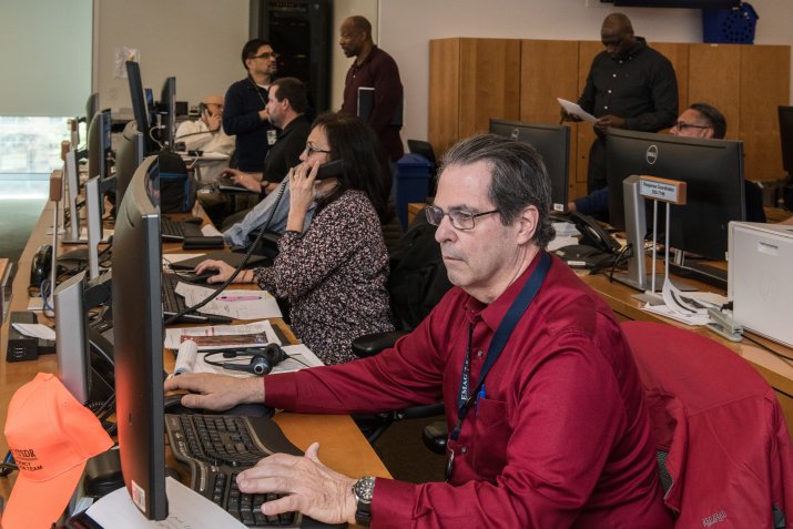 Aus dem Krisenzentrum direkt auf das Radio. Foto: CDC/Unsplash Aus dem Krisenzentrum direkt auf das Radio. Foto: CDC/Unsplash