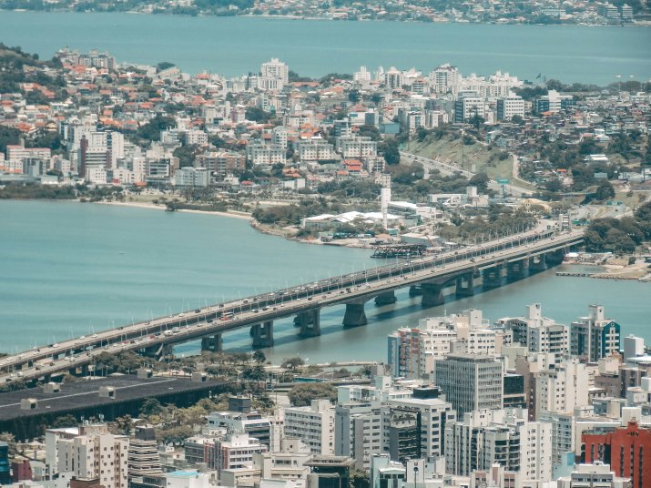 In Florianópolis, der Hauptstadt des brasilianischen Bundesstaates Santa Catarina, ist die lokale Übertragung von drei Radiosendern via DAB+ gestartet. Foto: Claiton Conto/Unsplash