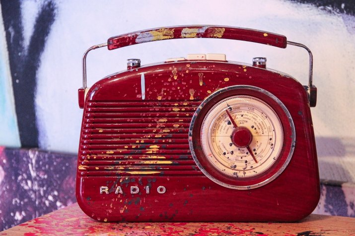 Neue Empfangseinheiten benötigen bald einen Digitalradio-Teil, auch wenn sie dem Retro-Trend folgen. Foto: Manfred Richter/Pixabay, CC0