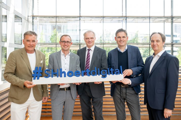 Startschuss Wechsel UKW zu Digitalradio DAB+ SH. (v.l.n.r.) Steffen Müller, Geschäftsführer Antenne Sylt; Dirk Schrödter, Chef der Staatskanzlei Schleswig-Holstein; Stefan Raue, Intendant Deutschlandradio; Dirk van Loh, Geschäftsführer Regiocast; Sascha Molina, Produktionsdirektor NDR. Foto: Christian Kruppa/Digitalradio Deutschland e. V.